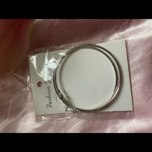 A sliver hoop earring - Picture 2 of 3